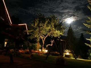 Haus Senger bei Mond und Nacht