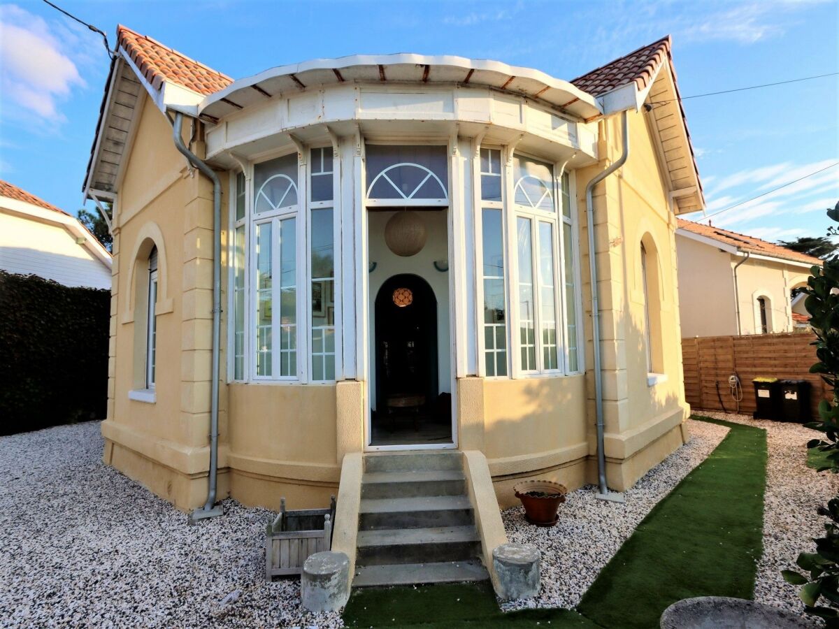 Villa Luxurious villa with private spa near beach