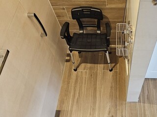 barrierefreie Dusche mit Haltegriffen und Duschstuhl