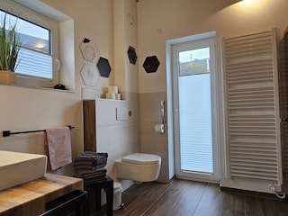 barrierefreies Bad mit Haltegriffen am WC