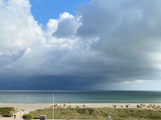 Blick vom Balkon. Ostseefarben bis zum Horizont