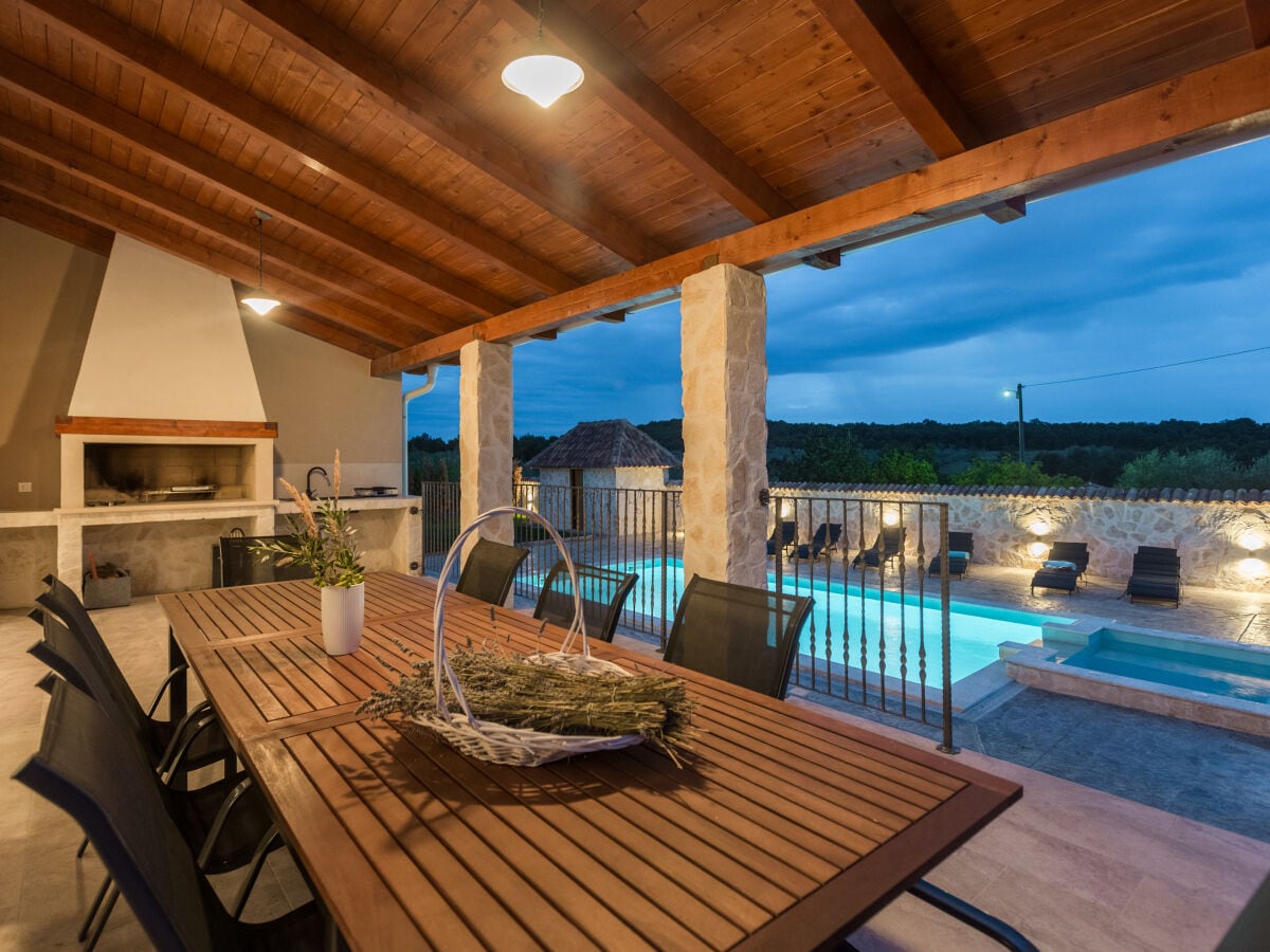 Terrasse mit Blick ans Pool