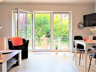 großzügiges Wohn-/Esszimmer mit Terrassenzugang