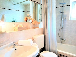 Badezimmer mit Badewanne mit Duschfunktion