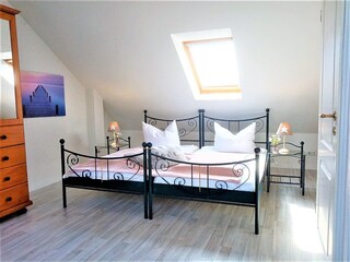 großes Schlafzimmer unter dem Dach