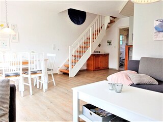 schöner LEbensraum mit Treppe zum großen Schlafzimmer