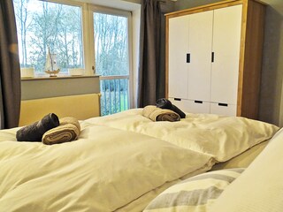 Schlafzimmer mit großem Doppelbett