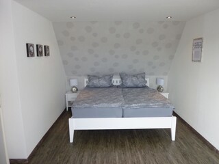 Schlafzimmer im OG mit Doppelbett (180x200  cm)...