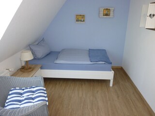 Schlafzimmer im OG mit zwei Einzelbetten (100x200)...