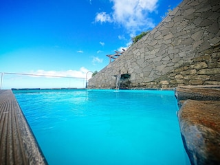 Pool mit Meerblick