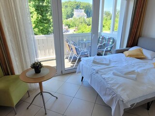 2. Schlafraum, Boxspring-Couch ausgezogen