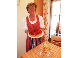 Gastgeberin backt 1 x wöchentlich Kuchen  für die Gäste