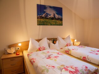 2,20 m Betten und Zirbenelementen