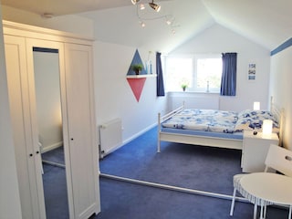 Großes Schlafzimmer mit Doppelbett