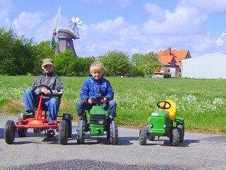 Kinder mit den Spielgeräten