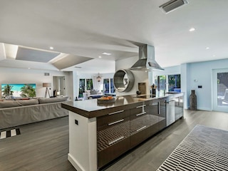 Living area/Kitchen 2
