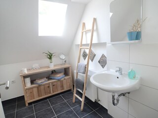 Separates Badezimmer mit Dusche