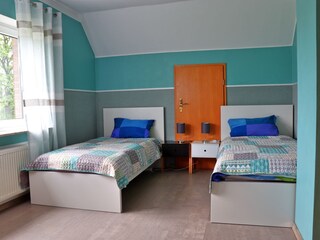 Schlafzimmer mit Einzelbetten im Obergeschoss