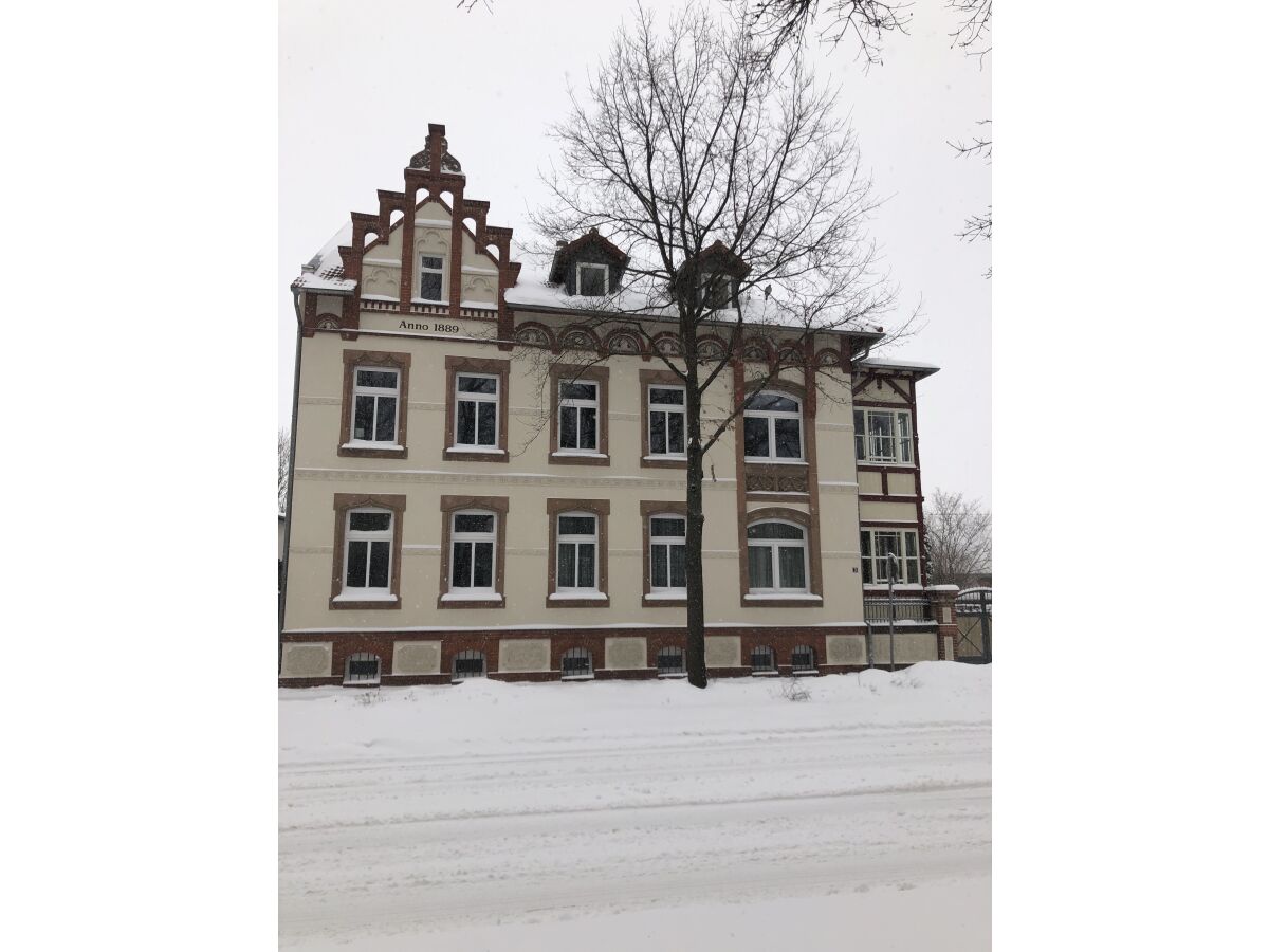 Außenansicht Haus im Winter