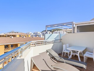 Rund-um-Dachterrasse mit Liegen im Penthouse