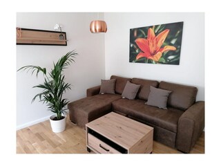 Wohnbereich mit TV und Esstisch