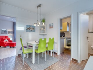 Essecke mit Blick in den Wohnraum