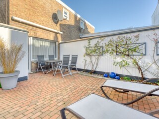 Terrasse mit Liegen und Tisch 4 Stühle