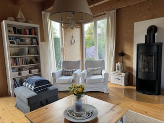 Wohnzimmer mit Bibliothek und Kaminofen