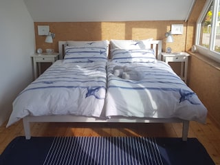 großes Schlafzimmer mit Doppelbett, Kindergitterbett