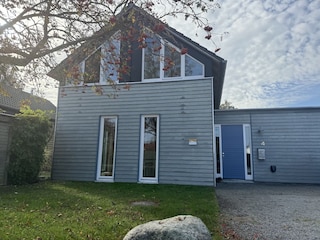 Vorderansicht / Parkplatz direkt vor dem Haus