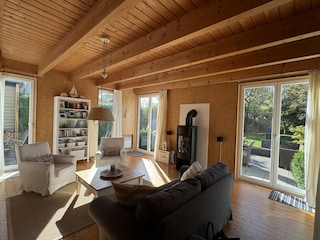 Lichtdurchflutetes Wohnzimmer