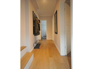 Treppe ins EG - 2 Schlafzimmer, 1 Bad & 1 Abstellkammer