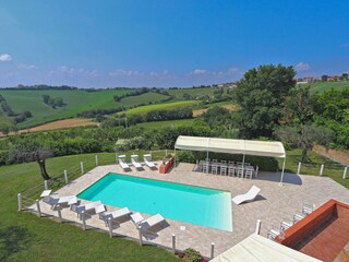 Casa Rossa - Pool mit Sonnenliegen