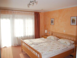 Schlafzimmer 1