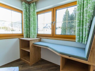 Fensterbank mit Dachsteinblick