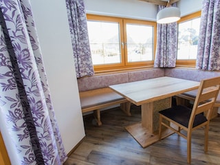 Hochwertiger-Esstisch-mit Dachsteinblick