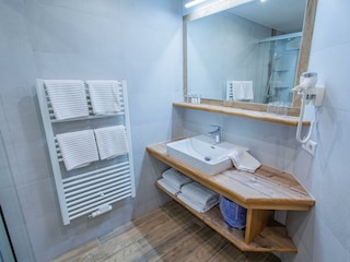 Neues Badezimmer-App. Rötelstein