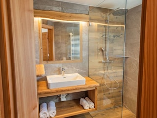 Badezimmer aus Echtholz und Natur-Fliesen