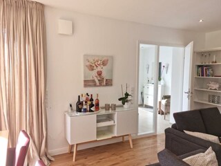Wohnraum - Sideboard mit Blick zum Empfang