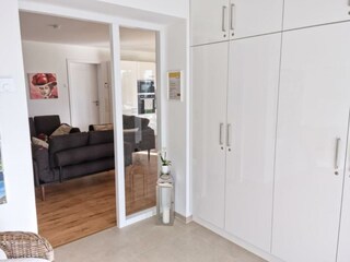 Empfang mit Blick in den Wohnraum