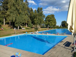 Schwimmbad im Ort, nur 1km entfernt