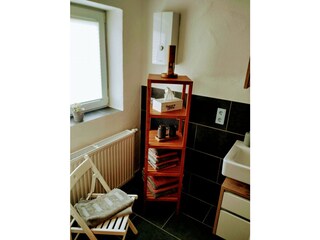 Badezimmer mit Blick in den Garten