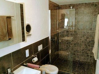 Badezimmer mit großer Dusche
