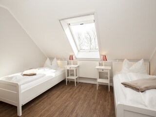 Schlafzimmer mit zwei Einzelbetten