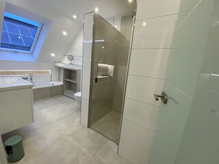 Badezimmer 2 (oben) inkl. Badewanne und Dusche