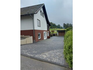 Außenbereich mit Parkplatz