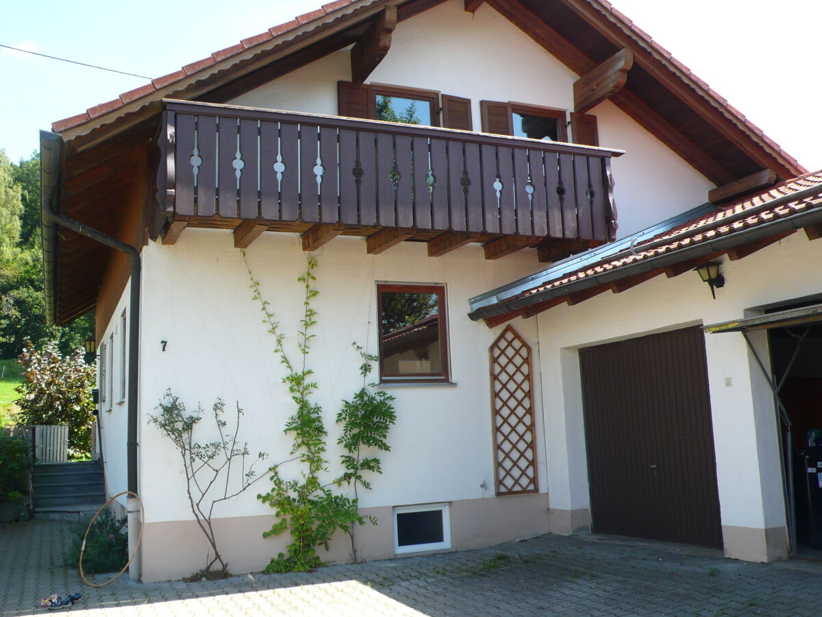 Haus mit Blick auf den Balkon und den Eingang