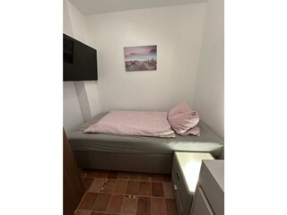 Kinderzimmer mit schönem Boxspringbett 90x200cm