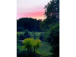 Garten und Tischtennisplatte im Abendrot