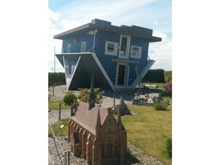 Haus auf dem Kopf in Trassenheide